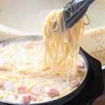 目の前で仕上げるベーコンのクリームパスタ