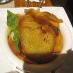 トラットリア ダイ パエサーニ - サラダではなく、珍しく野菜ソテーがあった。またバジルがゴロリと。