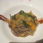 トラットリア ダイ パエサーニ - キタッラ、モンテプルツィアーノ練り（ハーフ）。ワイン入りパスタは前にもあったが、これやばすぎる！衝撃の美味さ。赤ワインと一緒にどうぞ～。