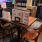 ワイン＆ビール　ハーヴェスト - 店内テーブル席