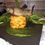 日本料理 TOBIUME - 長野県天竜川産の若鮎塩焼き、若松産ゴールドラッシュかき揚げ
      蓼と白味噌のソース、天竜川の清流を表している