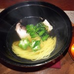 日本料理 TOBIUME - 門司産赤甘鯛、黄色素麺、オクラ
      天の川の流れをイメージ