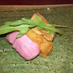 日本料理 TOBIUME - 筑穂牛ローストビーフ、若松産北あかり
      ソースが肉じゃがの味わい、お肉の下には馬鈴薯