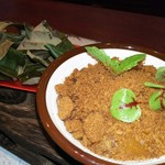 日本料理 TOBIUME - スコップの上には炙った枇杷の葉、デザートは土に見立てた黒糖の中に枇杷とレアチーズ、ワインジュレ