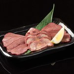 Kumamoto basashi to jummai shu sakura - 馬肉燻製3種盛り