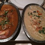 アショカ 大阪店 - チキンマサラ（左）　　シャヒ コルマ（右）