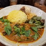 SPICY CURRY 魯珈 - 空心菜と牛肉のゲーン・パネン・ヌア+るうろう煮玉子