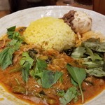 SPICY CURRY 魯珈 - 空心菜と牛肉のゲーン・パネン・ヌア+るうろう煮玉子