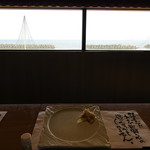 海の見えるカウンター寿司 鮨屋台 - カウンター越しに海が見えます♪