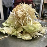 ホルモンりゅう - 野菜で蓋をして10分ほど待ちます