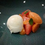 Ta Vie - タイバジルドレッシングかけチーズやフルーツトマトが入ったサラダ