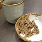 Sojibou - 冷たいそば茶とそばかりん糖を食べながら待ちます～