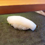 伊勢鮨 - 小樽のイカ。軽く振った塩でシンプルにいただく。この美味しさは説明不要！