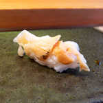 伊勢鮨 - 襟裳の真ツブ。見事なまでに肉厚で、いかにも北海のネタという貫禄がある