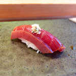 伊勢鮨 - 赤身漬け。この肉厚感、マグロ本来の旨味があふれる。山ワサビの風味が北海道らしい