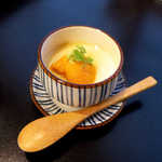 伊勢鮨 - ウニの冷製茶わん蒸し。これまた気の利いた一品、ウニの粒々感をご覧ください♪