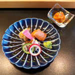 伊勢鮨 - おたる盛り（￥1200）。ホヤ塩辛（￥550）は、複雑な旨味で酒が進む