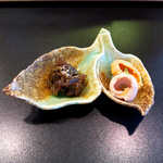 伊勢鮨 - お通しは、クラゲの岩海苔和え、ホタテ「卵」の塩茹で