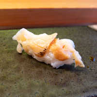 伊勢鮨 - 襟裳の真ツブ。見事なまでに肉厚で、いかにも北海のネタという貫禄がある