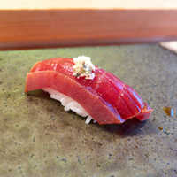 伊勢鮨 - 赤身漬け。この肉厚感、マグロ本来の旨味があふれる。山ワサビの風味が北海道らしい