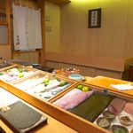 伊勢鮨 - 美しく整頓されたカウンター。昆布を被せ、ネタを乾燥から守る。マグロ断面の美しさにも注目