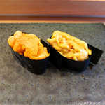 伊勢鮨 - 羅臼のウニ、贅沢な食べ比べ！ 左がバフンウニ、右がムラサキウニ。今回は後者に軍配を上げたい！