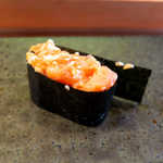 伊勢鮨 - サクラマス軍艦。柚子胡椒と白胡麻の風味で、こういう鮭の楽しみ方もあるのか