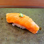 伊勢鮨 - オオスケ（キングサーモン）。もっちりと柔らかい身、味覚まで包み込まれるよう