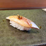 伊勢鮨 - ニシン。シャープな身姿、ミョウガと胡麻の香りをほんのり効かせて