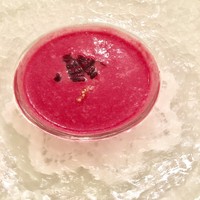エスカーレ ホテルモントレ大阪 - ビーツのクリームスープ   〜キヌアとナッツのグラノーラとビーツチップスと共に〜