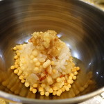 トゥ・ラ・ジョア - ブルーオマールの出汁茶漬けの上には自家製生姜肉醤