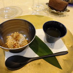 トゥ・ラ・ジョア - オマールのコンソメをかけて食べます