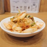 名もなきラーメン - サービスのキムチ