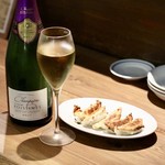 餃子とスパークリング バブルス - 焼き餃子とシャンパーニュ