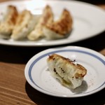 餃子とスパークリング バブルス - 最初は塩とオリーブオイルで