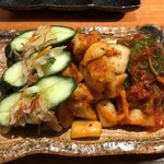 炭火焼肉ぐら - キムチ盛り合わせ
