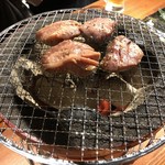炭火焼肉ぐら - ふっくらするまで地道に焼く