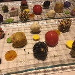 満愛貴 - 紫いも、枝豆、ピクルス詰めのトマト、おから、長芋とビーツ、フォアグラとマロングラッセ、紫じゃが芋、牛タン、あられの中に和牛のスライス、和牛の肩ロース、サーロインステーキ