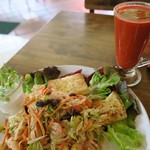 Bubble Live Restaurant - 料理写真:豆腐とポメロサラダ、ビーツ・人参・セロリのジュース