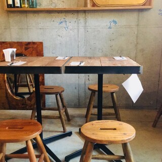 Ibukuro Nizukyun - 店内のテーブル席(4人席)はこんな感じ。