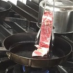 洋食デッサン - 【’18.6】なるほど、そーやってトングに挟んで倒れないように焼くのね（笑）