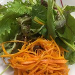 洋食デッサン - 【’18.6】サラダとラぺ。普通はワンプレートらしいんだけど、お酒飲む人にはツマミで食べれるように分けて出してくれるようです。