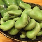 かつぎや - でも旬の空豆は食べたい　塩強めで茹でてあってハイボールが進みます