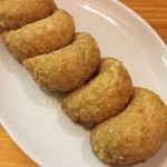 かつぎや - お馴染み2　揚げ餃子　焼きも美味しいけど揚げた餃子のほろほろした食感が堪りません