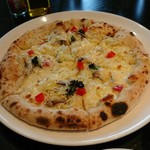 余市ワイナリーレストラン - 余市風アンチョビ（ニシン）と香味野菜のピザ