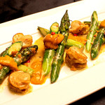 Asparagus and scallops stir-fried with sea urchin and butter (with baguette)
