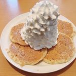 エッグスンシングス ららぽーと立川立飛店 - マカダミアナッツのパンケーキ(ホイップクリームトッピング)