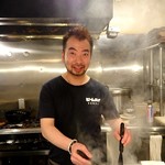 もつ処 やまり - 食べログへの掲載許可頂いています。もつを焼いてくれた親切な店員さん。