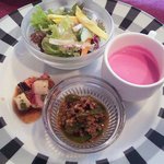 ズコット - 前菜盛り（サラダ・タコのマリネ風なもの・ピーマンとひき肉の炒め物・ビーツの冷製スープ）