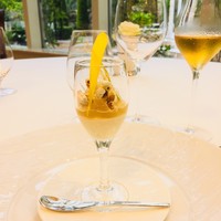 ソンブルイユ TOKYO - 食前酒として有機栽培の白葡萄ジュースと一口のお愉しみ とうもろこしのアミューズブーシュ  普段食べる事の無い髭も此処では食材の仲間入りです。バリバリ食材が何とも言えません 笑
